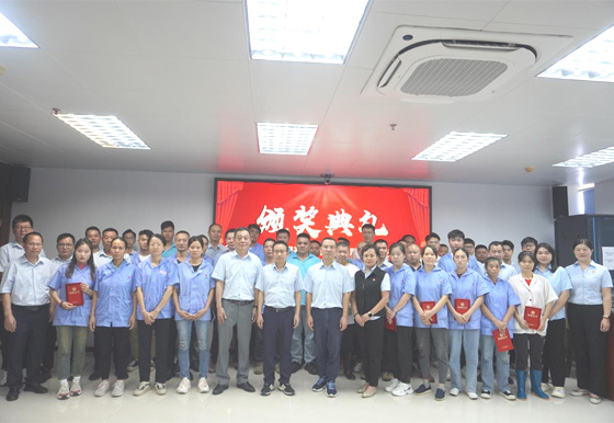 珠海龍獅瓶蓋公司組織表彰技能競(jìng)賽獲獎(jiǎng)選手、優(yōu)秀師徒并召開(kāi)“師帶徒”拜師會(huì)